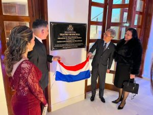 embajador Iván Yueh-Jung Lee junto con el intendente, su madre y su esposa